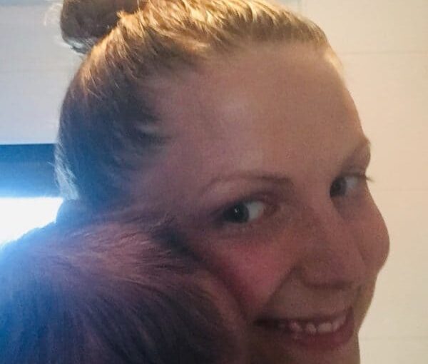 Les cheveux cassants post-grossesse. Que faire?