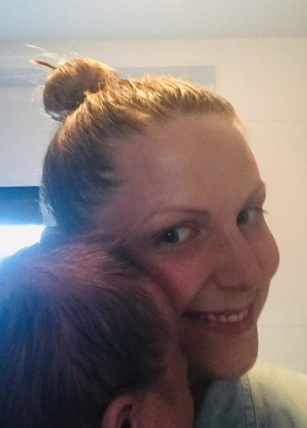 Les cheveux cassants post-grossesse. Que faire?